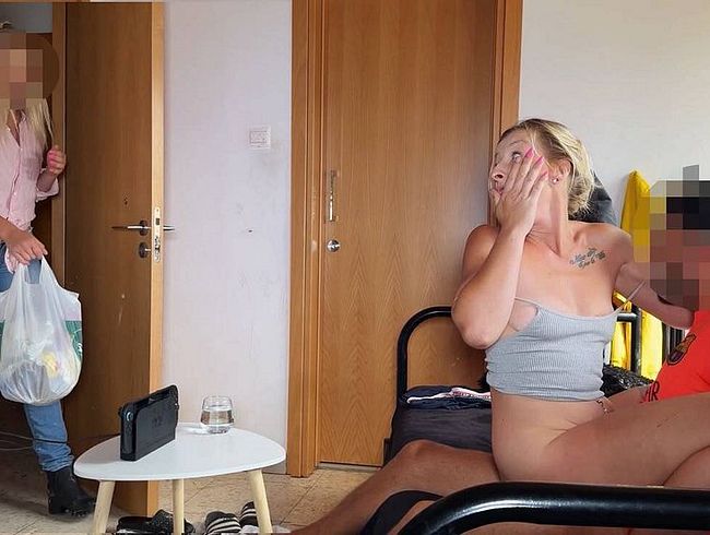 Verbotener Moment: Stiefmutter hat uns erwischt während ich meinen Stiefbruder fi**e