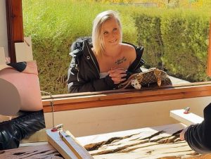 Taiga_LaLoca Porno Video: Freche Kundin klettert in die Werkstatt und wird von Tischler hart genommen!